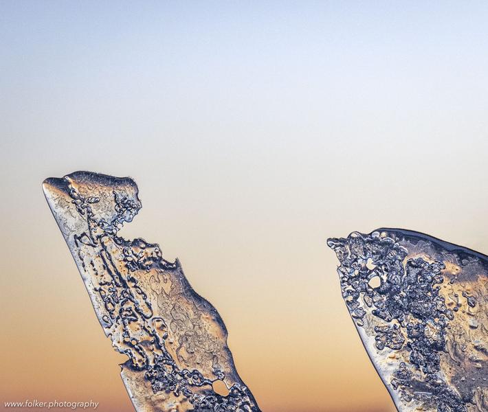 Pieces of ice in an evening dialogue